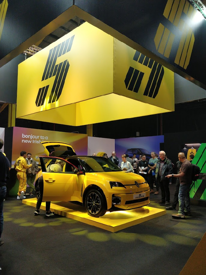 Renault 5 ETech in yellow